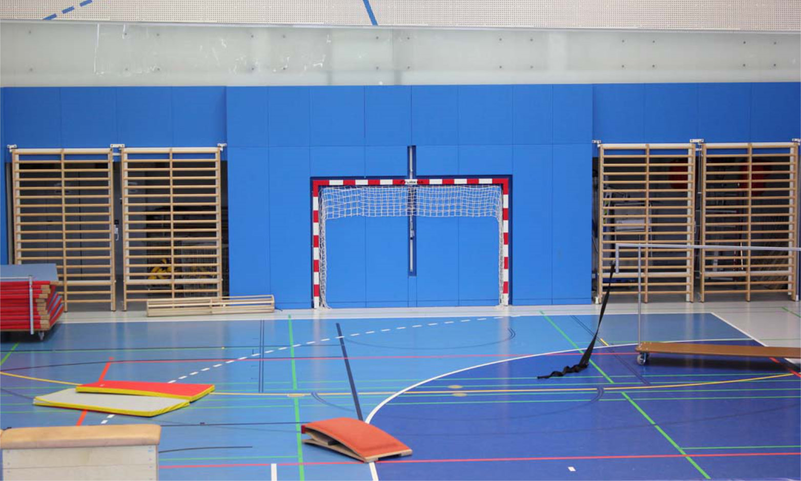 Blick in eine Turnhalle vor dem Sportunterricht (Gymnastik, Bode